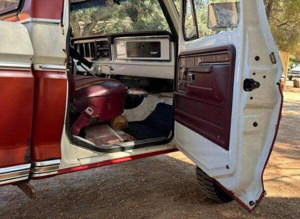 1974 Ford F-250 Ranger Highboy 4×4 – Classic 4-Speed 4x4 Pickup Truck