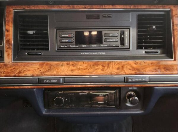 1993 Lincoln Town Car Executive Series – Classic Luxury Sedan, Low Miles, Well-Maintained