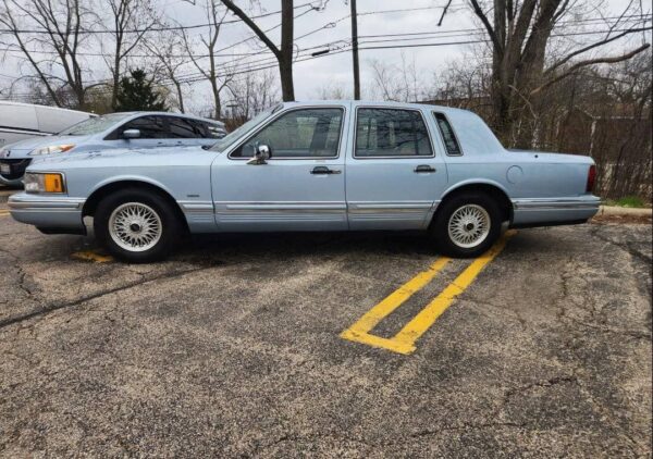 1993 Lincoln Town Car Executive Series – Classic Luxury Sedan, Low Miles, Well-Maintained