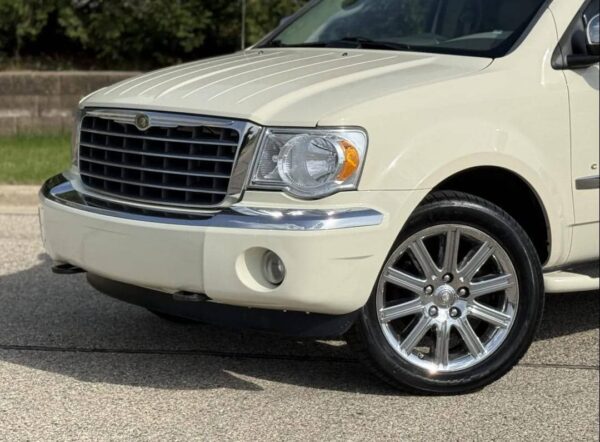 2008 Chrysler Aspen Limited – 3rd Row SUV with HEMI V8, Loaded Luxury & Towing Power