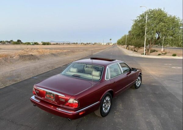 1998 Jaguar XJ8 – Classic British Luxury Sedan with V8 Power, Timeless Style & Smooth Ride