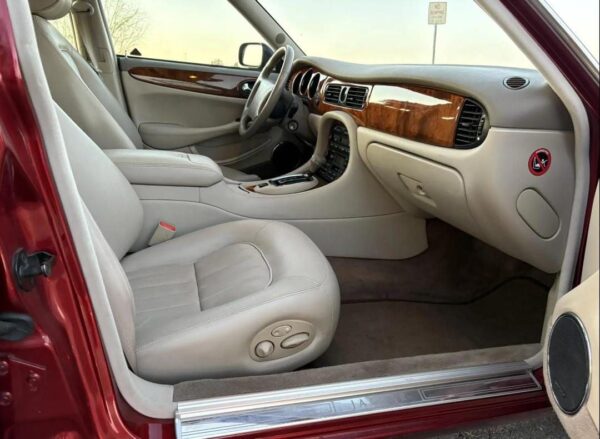 1998 Jaguar XJ8 – Classic British Luxury Sedan with V8 Power, Timeless Style & Smooth Ride