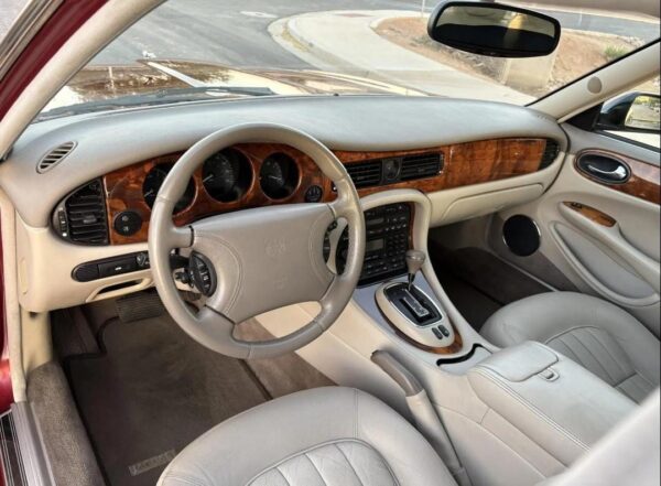 1998 Jaguar XJ8 – Classic British Luxury Sedan with V8 Power, Timeless Style & Smooth Ride