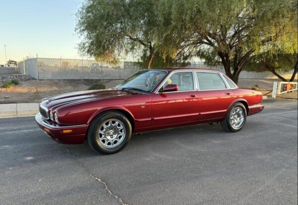 1998 Jaguar XJ8 – Classic British Luxury Sedan with V8 Power, Timeless Style & Smooth Ride