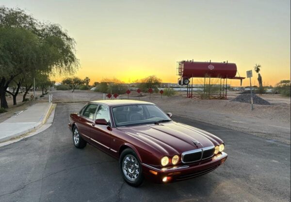 1998 Jaguar XJ8 – Classic British Luxury Sedan with V8 Power, Timeless Style & Smooth Ride