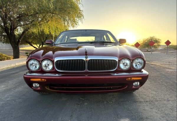 1998 Jaguar XJ8 – Classic British Luxury Sedan with V8 Power, Timeless Style & Smooth Ride