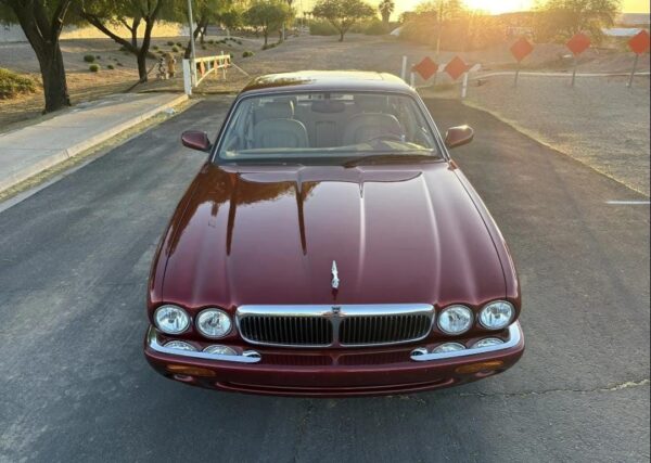 1998 Jaguar XJ8 – Classic British Luxury Sedan with V8 Power, Timeless Style & Smooth Ride