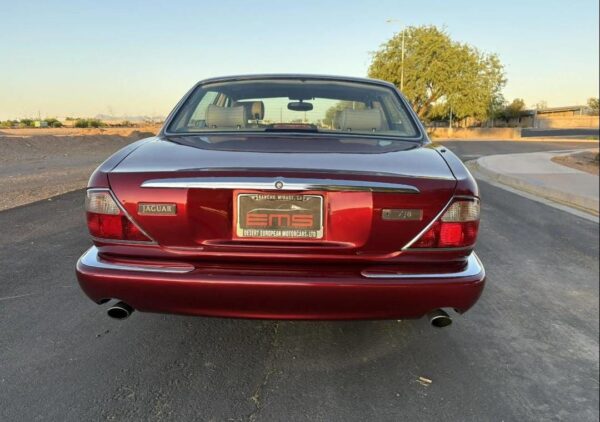 1998 Jaguar XJ8 – Classic British Luxury Sedan with V8 Power, Timeless Style & Smooth Ride