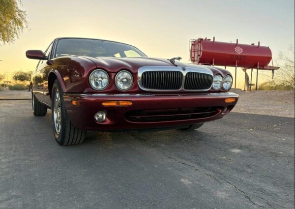 1998 Jaguar XJ8 – Classic British Luxury Sedan with V8 Power, Timeless Style & Smooth Ride