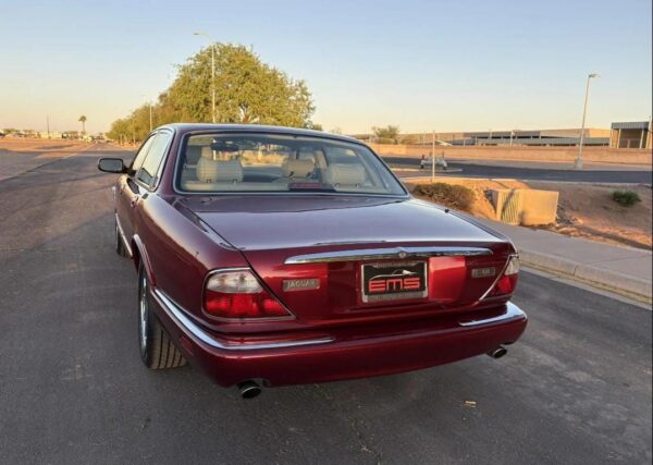 1998 Jaguar XJ8 – Classic British Luxury Sedan with V8 Power, Timeless Style & Smooth Ride
