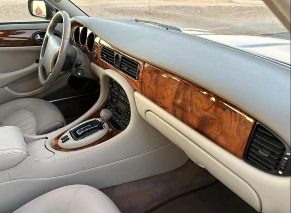 1998 Jaguar XJ8 – Classic British Luxury Sedan with V8 Power, Timeless Style & Smooth Ride