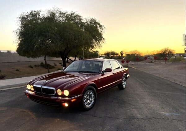 1998 Jaguar XJ8 – Classic British Luxury Sedan with V8 Power, Timeless Style & Smooth Ride