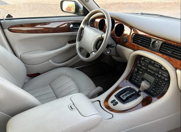 1998 Jaguar XJ8 – Classic British Luxury Sedan with V8 Power, Timeless Style & Smooth Ride