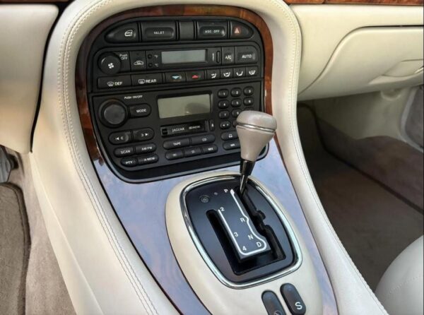 1998 Jaguar XJ8 – Classic British Luxury Sedan with V8 Power, Timeless Style & Smooth Ride