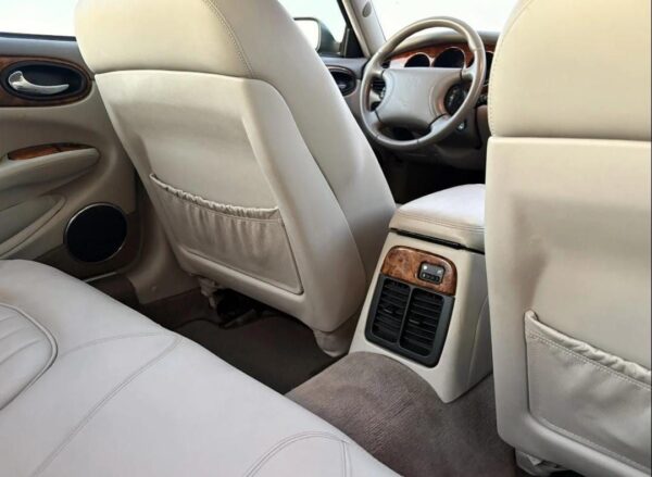 1998 Jaguar XJ8 – Classic British Luxury Sedan with V8 Power, Timeless Style & Smooth Ride