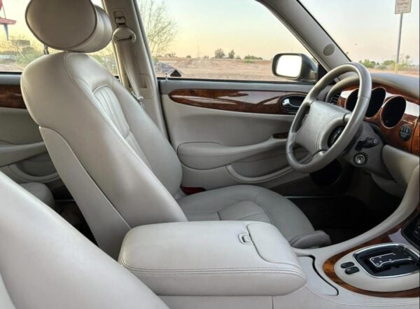 1998 Jaguar XJ8 – Classic British Luxury Sedan with V8 Power, Timeless Style & Smooth Ride