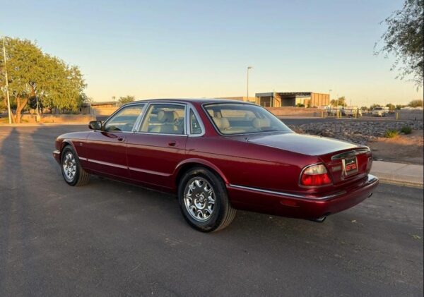 1998 Jaguar XJ8 – Classic British Luxury Sedan with V8 Power, Timeless Style & Smooth Ride