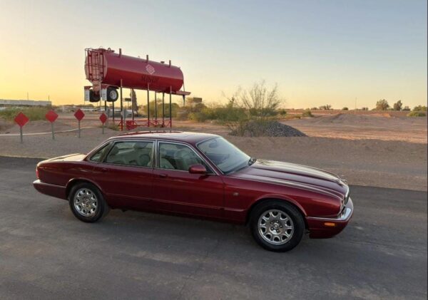 1998 Jaguar XJ8 – Classic British Luxury Sedan with V8 Power, Timeless Style & Smooth Ride