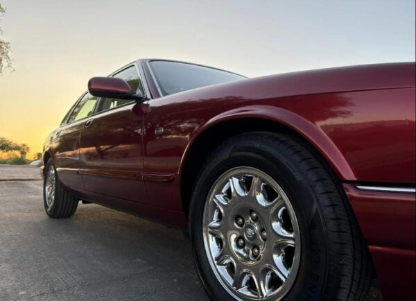 1998 Jaguar XJ8 – Classic British Luxury Sedan with V8 Power, Timeless Style & Smooth Ride