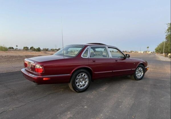 1998 Jaguar XJ8 – Classic British Luxury Sedan with V8 Power, Timeless Style & Smooth Ride