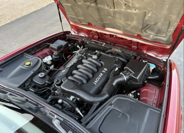 1998 Jaguar XJ8 – Classic British Luxury Sedan with V8 Power, Timeless Style & Smooth Ride