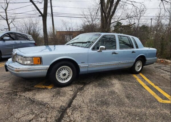 1993 Lincoln Town Car Executive Series – Classic Luxury Sedan, Low Miles, Well-Maintained